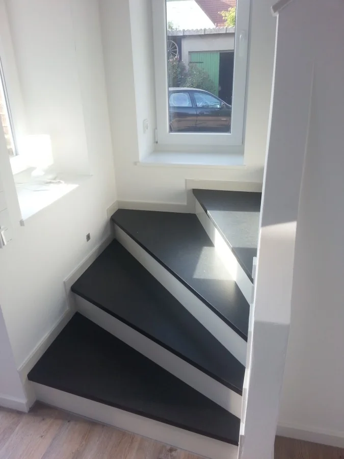 Dunkle Natursteinstufen und passende Fensterbank