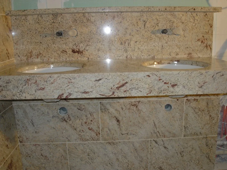 Waschtisch aus hellem Naturstein mit zwei eingelassenen Becken
